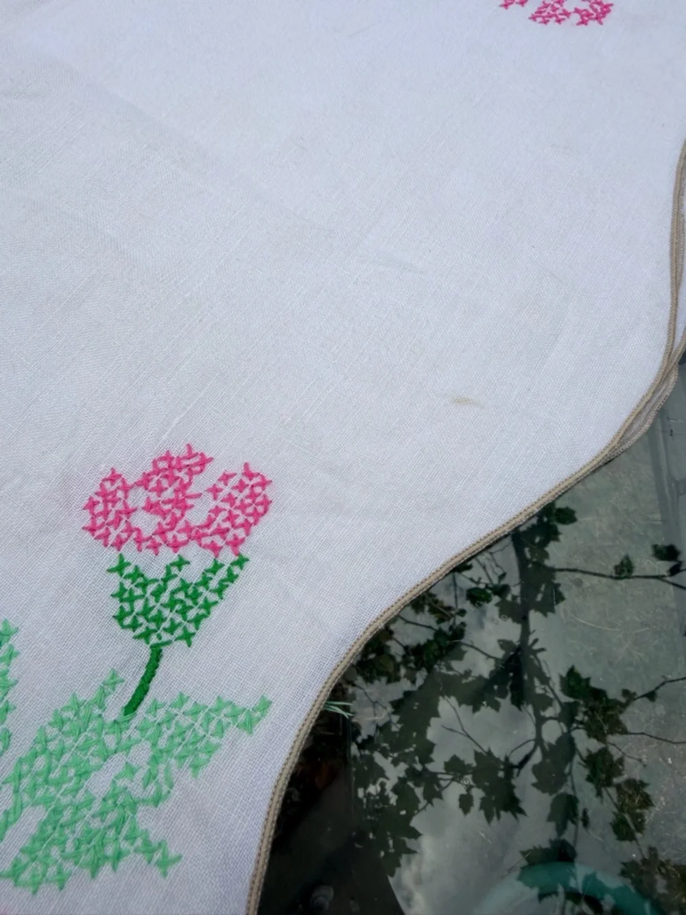 Heirloom Style Hand‎ Embroidered Floral Tablecloth Vintage Cottagecore Scalloped